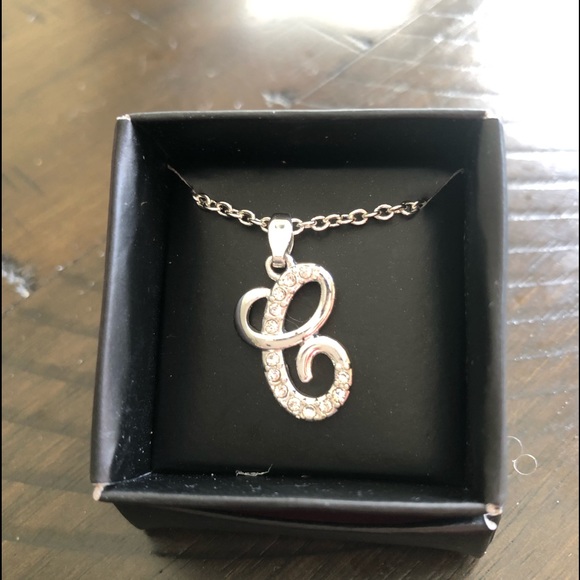 NEW AVON SIGNATURE COLLECTION “C” NECKLACE - Picture 1 of 4